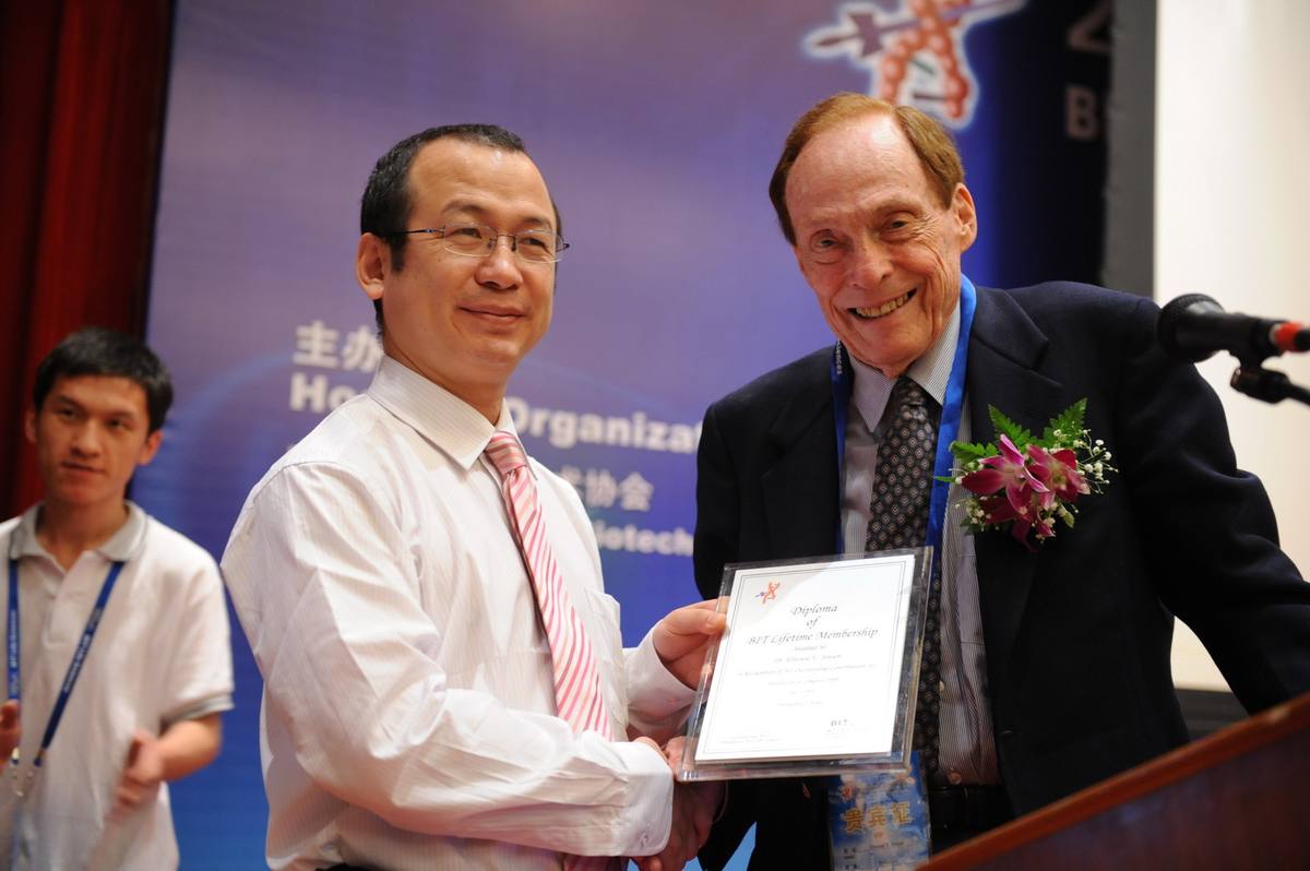 世界癌症大会 · 8 · 上海·颁发 BIT 终身会员（雌激素受体发现者 Elwood Jensen · 梅晓丹颁奖）